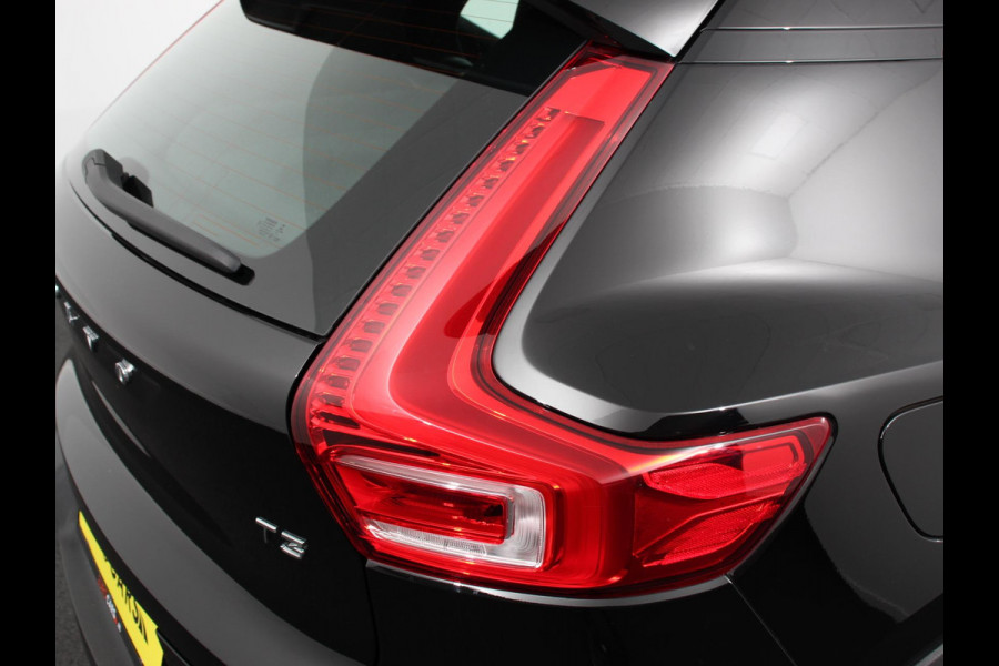 Volvo XC40 2.0 T3 Momentum Navigatie Climate control Cruise control Parkeersensor achter LED Navigatie Verwarmde voorstoelen Apple Carplay/ Android Auto