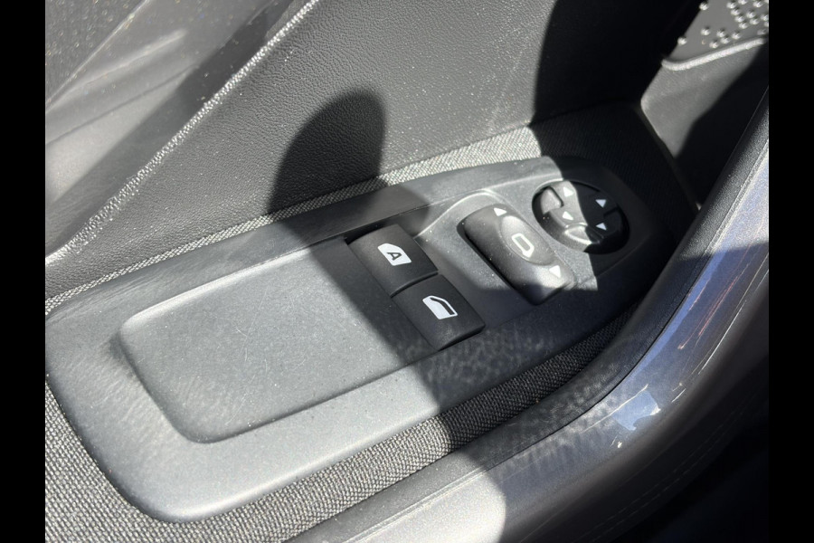 Peugeot 2008 1.2 PureTech Blue Lion 110pk,Carplay,Trekhaak,Pano,Navi,Airco,Cruise,Pdc,N.A.P,Nieuwe Apk bij Aflevering