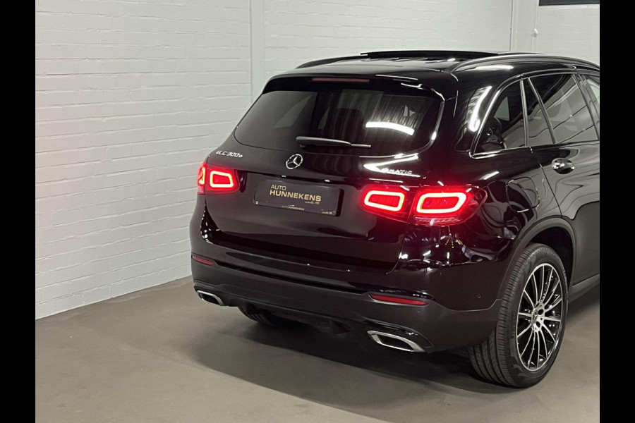 Mercedes-Benz GLC300e AMG Line Trekhaak | Open dak | Distronic | Stoelverwarming | Ambient verlichting | 360 camera | Keyless