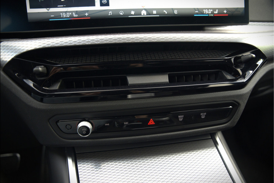 BMW 3 Serie Touring 330i xDrive High Excecutive M Sport | M Performance | Stoelverwarming | Camera | Navigatie | Parkeersensoren | Apple Carplay | Keyless | HIFI | Adaptive Cruise Control | DAB | LED | BTW | Fabrieksgarantie