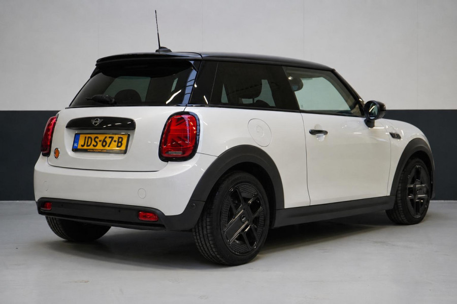 MINI Electric Classic 33 kWh | SoH 100% | Zwart optiek | Navigatie | Stoelverwarming | Privacy Glass