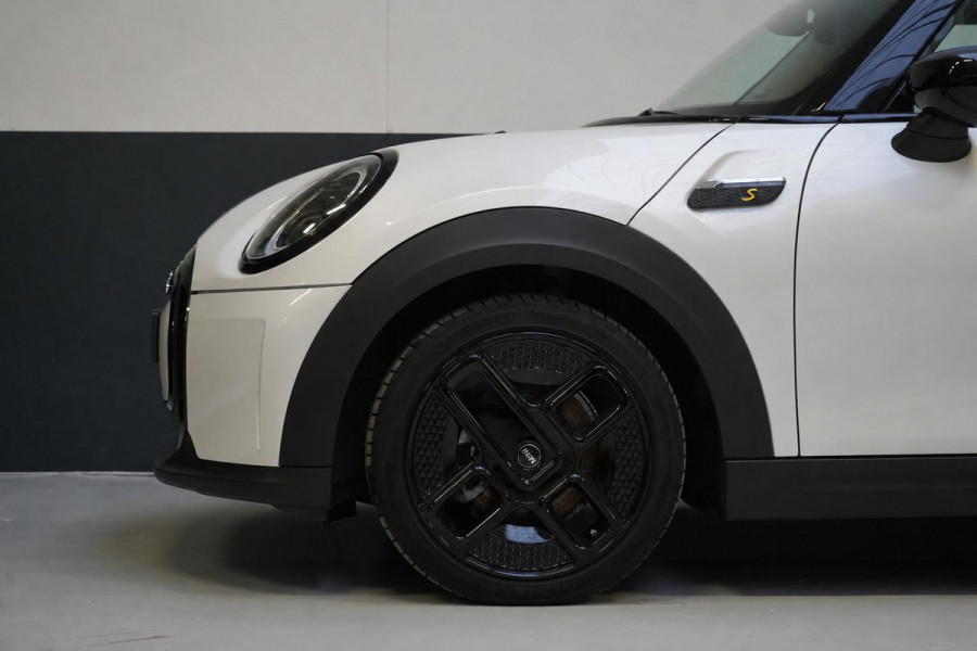 MINI Electric Classic 33 kWh | SoH 100% | Zwart optiek | Navigatie | Stoelverwarming | Privacy Glass