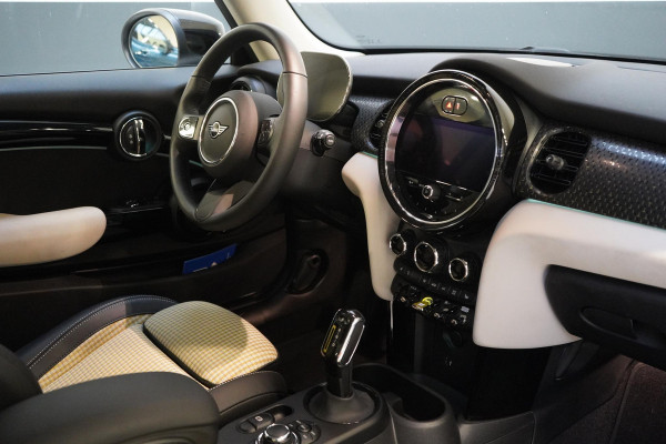 MINI Electric Classic 33 kWh | SoH 100% | Zwart optiek | Navigatie | Stoelverwarming | Privacy Glass