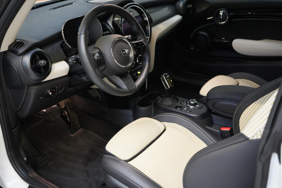 MINI Electric Classic 33 kWh | SoH 100% | Zwart optiek | Navigatie | Stoelverwarming | Privacy Glass