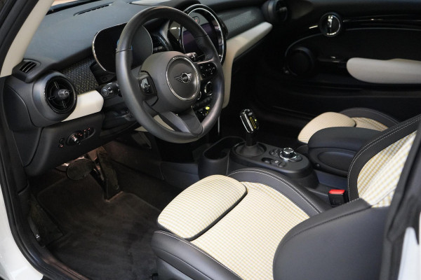 MINI Electric Classic 33 kWh | SoH 100% | Zwart optiek | Navigatie | Stoelverwarming | Privacy Glass