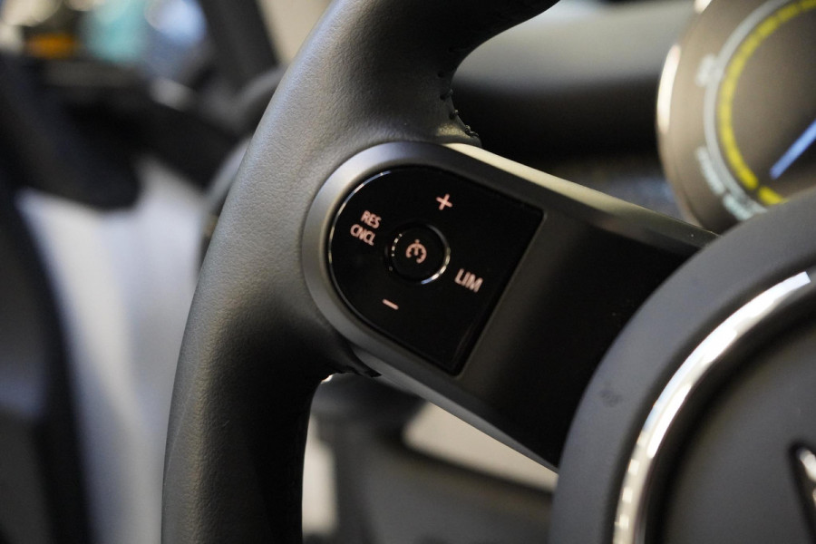 MINI Electric Classic 33 kWh | SoH 100% | Zwart optiek | Navigatie | Stoelverwarming | Privacy Glass