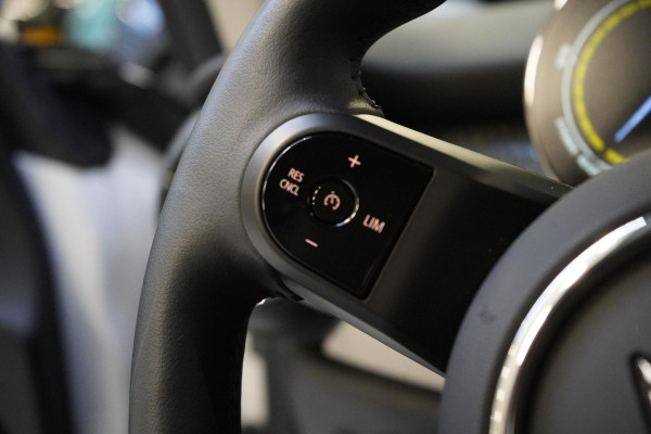 MINI Electric Classic 33 kWh | SoH 100% | Zwart optiek | Navigatie | Stoelverwarming | Privacy Glass