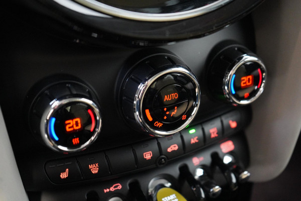 MINI Electric Classic 33 kWh | SoH 100% | Zwart optiek | Navigatie | Stoelverwarming | Privacy Glass