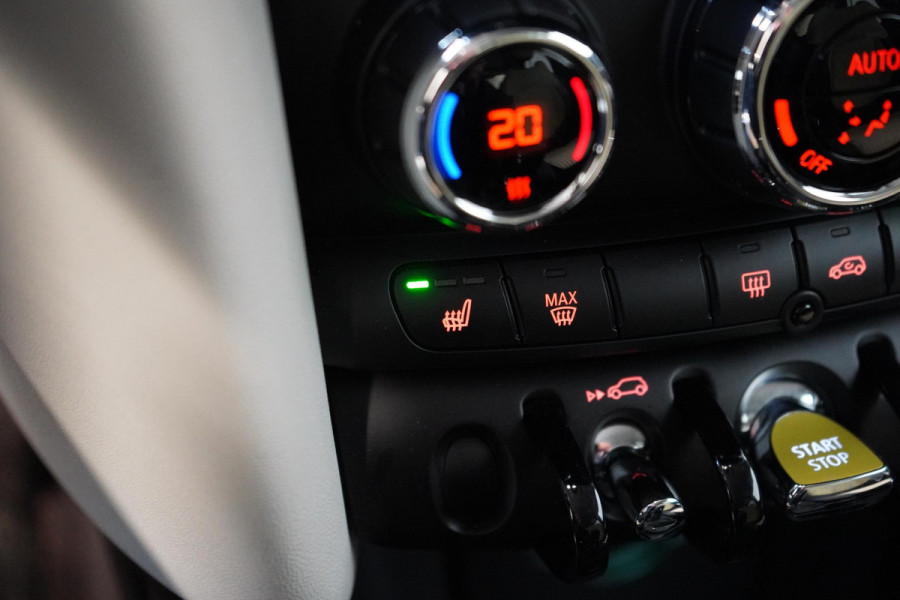 MINI Electric Classic 33 kWh | SoH 100% | Zwart optiek | Navigatie | Stoelverwarming | Privacy Glass