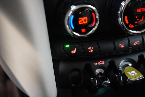 MINI Electric Classic 33 kWh | SoH 100% | Zwart optiek | Navigatie | Stoelverwarming | Privacy Glass