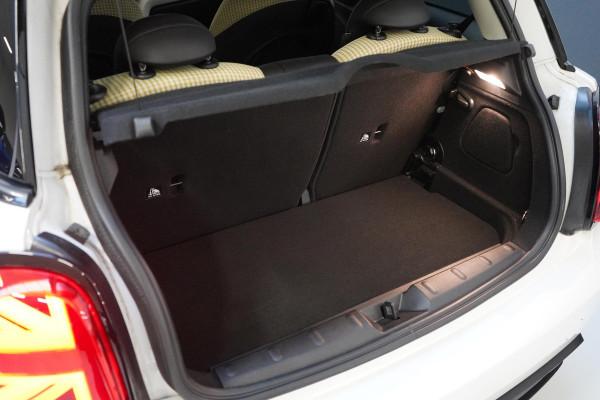 MINI Electric Classic 33 kWh | SoH 100% | Zwart optiek | Navigatie | Stoelverwarming | Privacy Glass