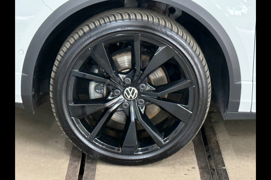 Volkswagen T-Roc 1.5 TSI R-Line DSG | Pano | Massage stoel bestuurder | IQ.Light | ACC | Camera | 19 Inch Misano | 2023
