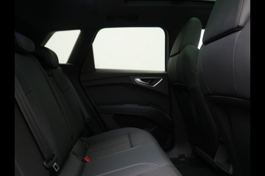 Audi Q4 e-tron 45 Quattro S Line 82 kWh 265pk Dealer O.H. | Trekhaak Af Fabriek | Panodak | Adaptive Cruise | Camera | Sportstoelen Memory & Verwarmd | Sfeerverlichting | Keyless | Navigatie | DAB |