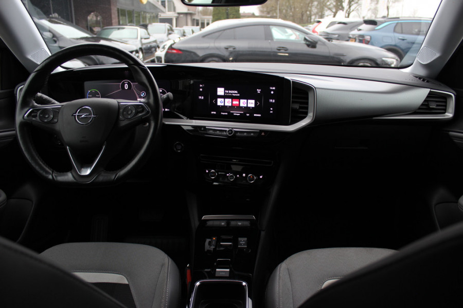 Opel Mokka-e Elegance 50-kWh 11kw bl. / SoH 92,4% / Trekhaak / Camera / Navigatie / CarPlay / 17'' / DAB / Cruise Control