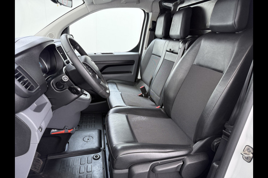 Opel Vivaro-e L2H1 75kWh Autom. 3-Persoons 360°Camera Navi Imperiaal Trekhaak Apple Carplay Android Auto Pdc Cruise Control SOH 88.5% DAB Bluetooth Betonplex Vloer Wandbetimmering Schuifdeur Regen-Lichtsensor 1.000KG Trekgewicht 1e Eigenaar Dealeronderhouden