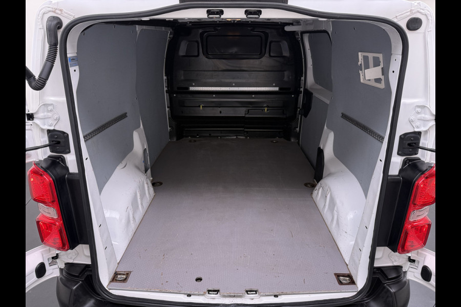Opel Vivaro-e L2H1 75kWh Autom. 3-Persoons 360°Camera Navi Imperiaal Trekhaak Apple Carplay Android Auto Pdc Cruise Control SOH 88.5% DAB Bluetooth Betonplex Vloer Wandbetimmering Schuifdeur Regen-Lichtsensor 1.000KG Trekgewicht 1e Eigenaar Dealeronderhouden