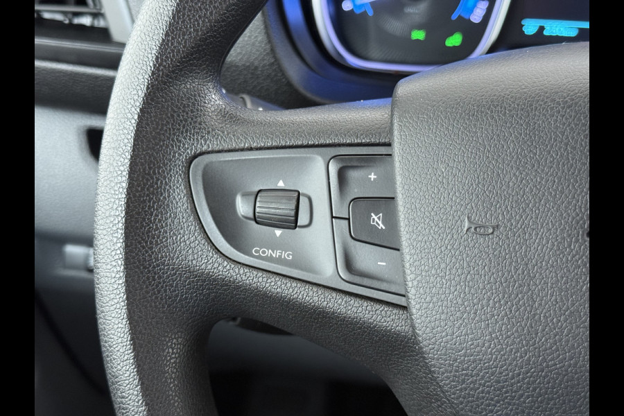 Opel Vivaro-e L2H1 75kWh Autom. 3-Persoons 360°Camera Navi Imperiaal Trekhaak Apple Carplay Android Auto Pdc Cruise Control SOH 88.5% DAB Bluetooth Betonplex Vloer Wandbetimmering Schuifdeur Regen-Lichtsensor 1.000KG Trekgewicht 1e Eigenaar Dealeronderhouden