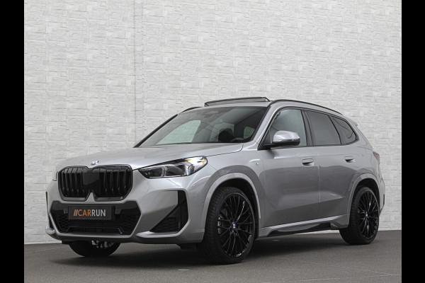 BMW X1 18i M-Sport | Panorama | Sportstoelen | Keyless-Entry | Sfeerverlichting | Achteruitrij-Camera | 3x op voorraad! | Carplay | Full-LED | Black-Optic | Getint Glas | Stoelverwarming | Draadloos Laden |