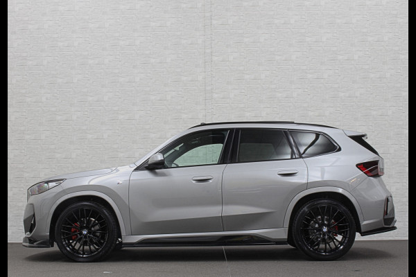 BMW X1 18i M-Sport Performance-Pack | Panorama | Sportstoelen | Carbon | Keyless-Entry | Sfeerverlichting | Achteruitrij-Camera | 5x op voorraad | Carplay | Full-LED | Black-Optic | Getint Glas | Stoelverwarming | Draadloos Laden |