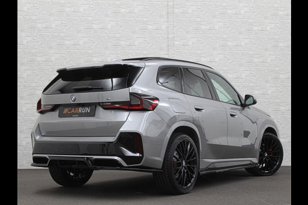 BMW X1 18i M-Sport Performance-Pack | Panorama | Sportstoelen | Carbon | Keyless-Entry | Sfeerverlichting | Achteruitrij-Camera | 5x op voorraad | Carplay | Full-LED | Black-Optic | Getint Glas | Stoelverwarming | Draadloos Laden |