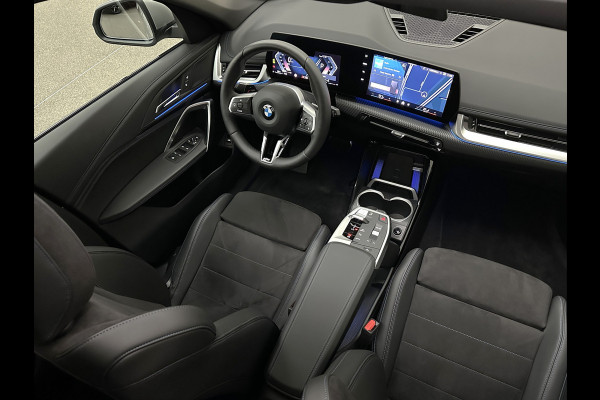 BMW X1 18i M-Sport Performance-Pack | Panorama | Sportstoelen | Carbon | Keyless-Entry | Sfeerverlichting | Achteruitrij-Camera | 5x op voorraad | Carplay | Full-LED | Black-Optic | Getint Glas | Stoelverwarming | Draadloos Laden |