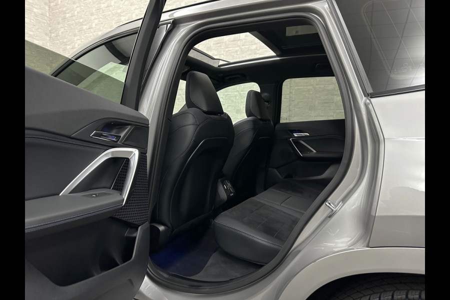 BMW X1 18i M-Sport Performance-Pack | Panorama | Sportstoelen | Carbon | Keyless-Entry | Sfeerverlichting | Achteruitrij-Camera | 5x op voorraad | Carplay | Full-LED | Black-Optic | Getint Glas | Stoelverwarming | Draadloos Laden |