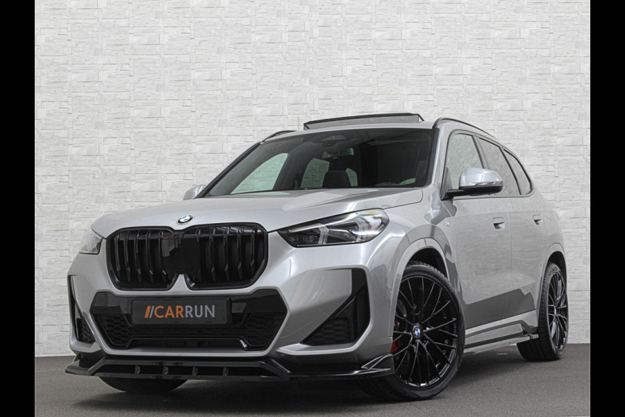 BMW X1 18i M-Sport Performance-Pack | Panorama | Sportstoelen | Carbon | Keyless-Entry | Sfeerverlichting | Achteruitrij-Camera | 5x op voorraad | Carplay | Full-LED | Black-Optic | Getint Glas | Stoelverwarming | Draadloos Laden |