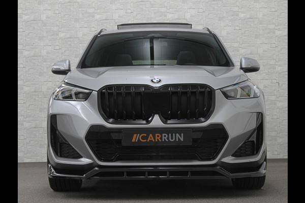 BMW X1 18i M-Sport Performance-Pack | Panorama | Sportstoelen | Carbon | Keyless-Entry | Sfeerverlichting | Achteruitrij-Camera | 5x op voorraad | Carplay | Full-LED | Black-Optic | Getint Glas | Stoelverwarming | Draadloos Laden |