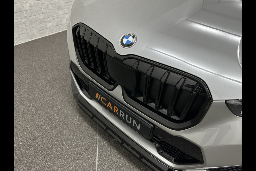 BMW X1 18i M-Sport Performance-Pack | Panorama | Sportstoelen | Carbon | Keyless-Entry | Sfeerverlichting | Achteruitrij-Camera | 5x op voorraad | Carplay | Full-LED | Black-Optic | Getint Glas | Stoelverwarming | Draadloos Laden |