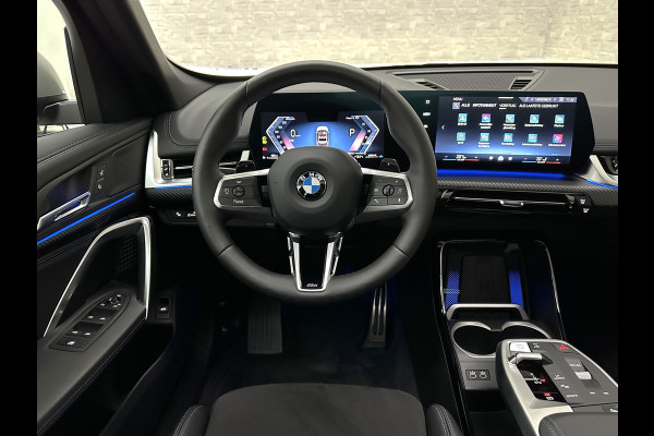 BMW X1 18i M-Sport Performance-Pack | Panorama | Sportstoelen | Carbon | Keyless-Entry | Sfeerverlichting | Achteruitrij-Camera | 5x op voorraad | Carplay | Full-LED | Black-Optic | Getint Glas | Stoelverwarming | Draadloos Laden |
