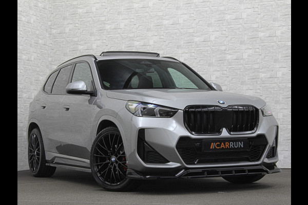 BMW X1 18i M-Sport Performance-Pack | Panorama | Sportstoelen | Carbon | Keyless-Entry | Sfeerverlichting | Achteruitrij-Camera | 5x op voorraad | Carplay | Full-LED | Black-Optic | Getint Glas | Stoelverwarming | Draadloos Laden |