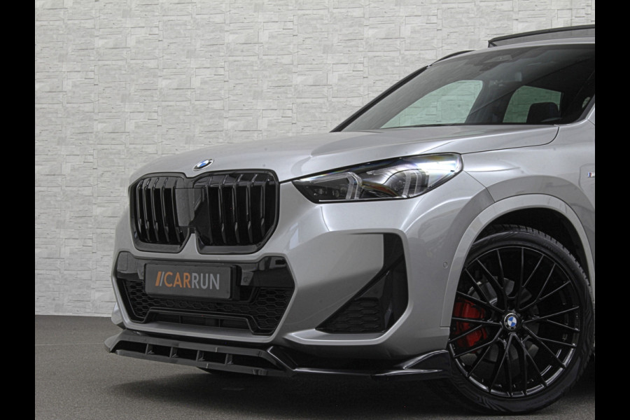 BMW X1 18i M-Sport Performance-Pack | Panorama | Sportstoelen | Carbon | Keyless-Entry | Sfeerverlichting | Achteruitrij-Camera | 5x op voorraad | Carplay | Full-LED | Black-Optic | Getint Glas | Stoelverwarming | Draadloos Laden |