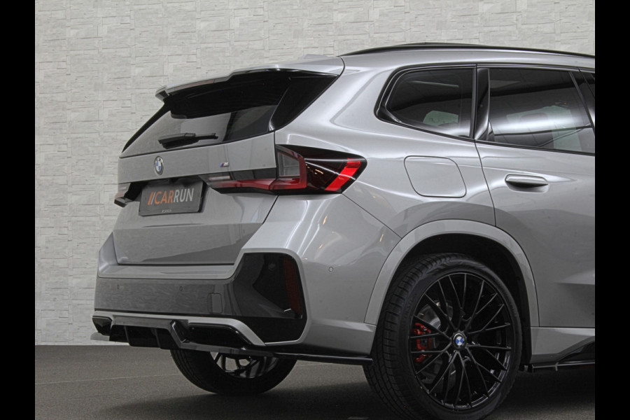 BMW X1 18i M-Sport Performance-Pack | Panorama | Sportstoelen | Carbon | Keyless-Entry | Sfeerverlichting | Achteruitrij-Camera | 5x op voorraad | Carplay | Full-LED | Black-Optic | Getint Glas | Stoelverwarming | Draadloos Laden |