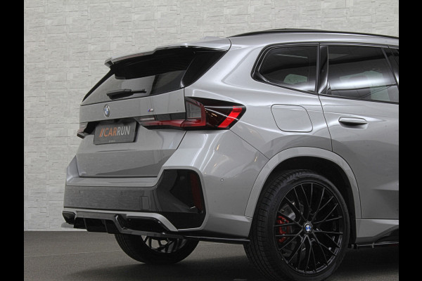 BMW X1 18i M-Sport Performance-Pack | Panorama | Sportstoelen | Carbon | Keyless-Entry | Sfeerverlichting | Achteruitrij-Camera | 5x op voorraad | Carplay | Full-LED | Black-Optic | Getint Glas | Stoelverwarming | Draadloos Laden |