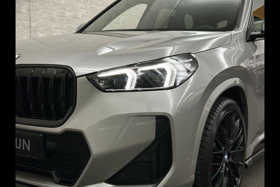 BMW X1 18i M-Sport Performance-Pack | Panorama | Sportstoelen | Carbon | Keyless-Entry | Sfeerverlichting | Achteruitrij-Camera | 5x op voorraad | Carplay | Full-LED | Black-Optic | Getint Glas | Stoelverwarming | Draadloos Laden |