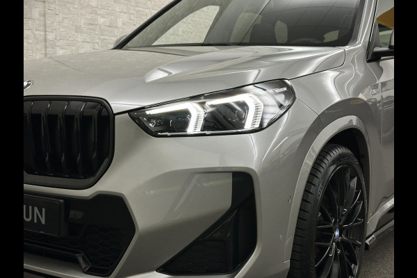 BMW X1 18i M-Sport Performance-Pack | Panorama | Sportstoelen | Carbon | Keyless-Entry | Sfeerverlichting | Achteruitrij-Camera | 5x op voorraad | Carplay | Full-LED | Black-Optic | Getint Glas | Stoelverwarming | Draadloos Laden |