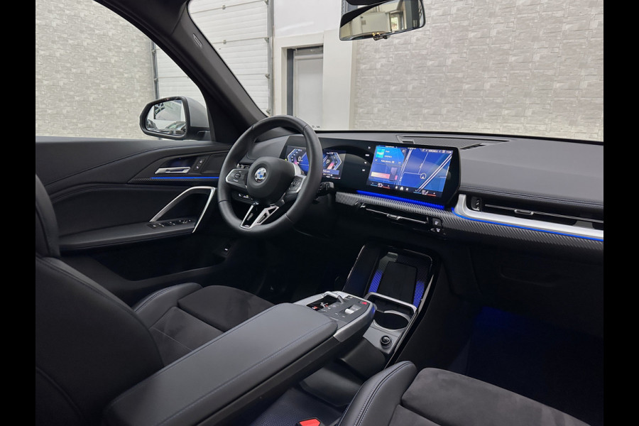 BMW X1 18i M-Sport Performance-Pack | Panorama | Sportstoelen | Carbon | Keyless-Entry | Sfeerverlichting | Achteruitrij-Camera | 5x op voorraad | Carplay | Full-LED | Black-Optic | Getint Glas | Stoelverwarming | Draadloos Laden |
