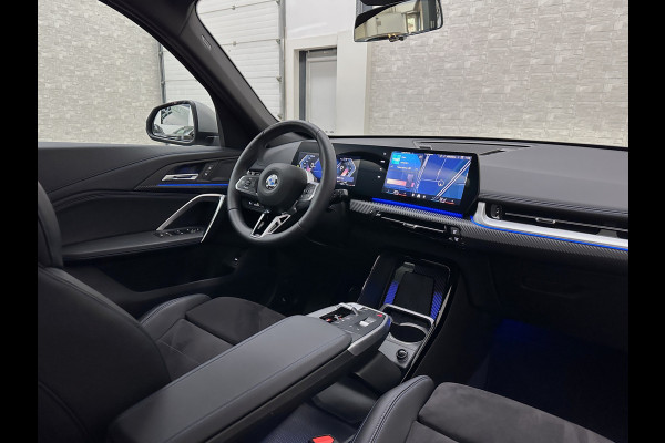 BMW X1 18i M-Sport Performance-Pack | Panorama | Sportstoelen | Carbon | Keyless-Entry | Sfeerverlichting | Achteruitrij-Camera | 5x op voorraad | Carplay | Full-LED | Black-Optic | Getint Glas | Stoelverwarming | Draadloos Laden |