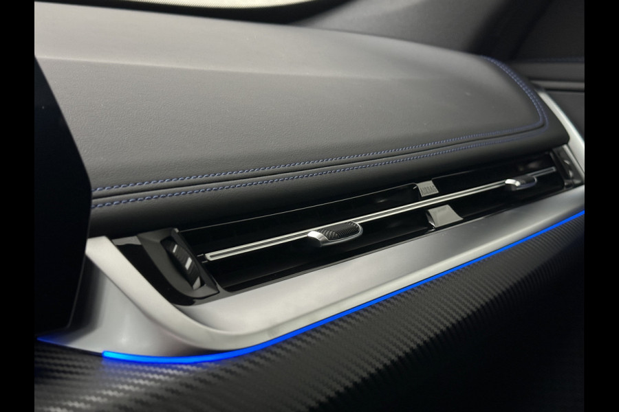 BMW X1 18i M-Sport Performance-Pack | Panorama | Sportstoelen | Carbon | Keyless-Entry | Sfeerverlichting | Achteruitrij-Camera | 5x op voorraad | Carplay | Full-LED | Black-Optic | Getint Glas | Stoelverwarming | Draadloos Laden |