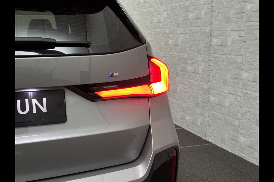 BMW X1 18i M-Sport Performance-Pack | Panorama | Sportstoelen | Carbon | Keyless-Entry | Sfeerverlichting | Achteruitrij-Camera | 5x op voorraad | Carplay | Full-LED | Black-Optic | Getint Glas | Stoelverwarming | Draadloos Laden |