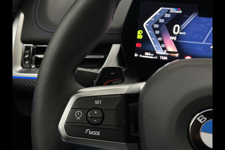BMW X1 18i M-Sport Performance-Pack | Panorama | Sportstoelen | Carbon | Keyless-Entry | Sfeerverlichting | Achteruitrij-Camera | 5x op voorraad | Carplay | Full-LED | Black-Optic | Getint Glas | Stoelverwarming | Draadloos Laden |