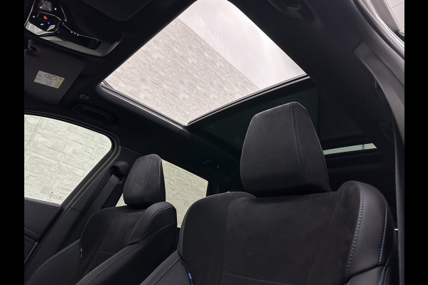 BMW X1 18i M-Sport Performance-Pack | Panorama | Sportstoelen | Carbon | Keyless-Entry | Sfeerverlichting | Achteruitrij-Camera | 5x op voorraad | Carplay | Full-LED | Black-Optic | Getint Glas | Stoelverwarming | Draadloos Laden |