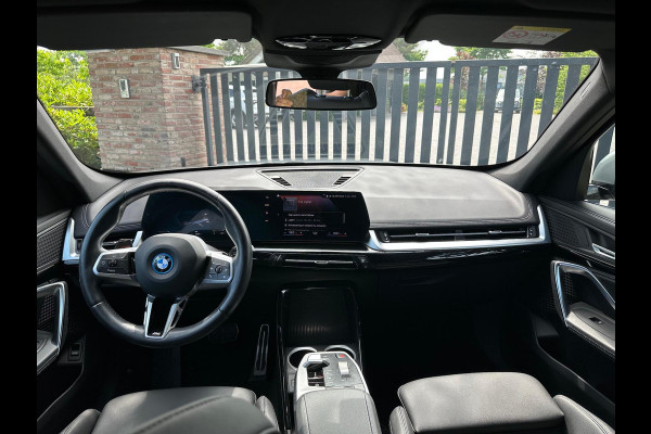 BMW iX1 xDrive30 Launch Edition 67 kWh | M-Pakket | Trekhaak | Camera | Leer | NL-Auto |