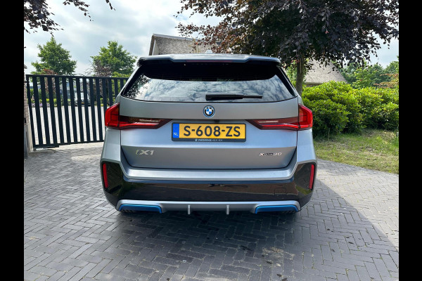 BMW iX1 xDrive30 Launch Edition 67 kWh | M-Pakket | Trekhaak | Camera | Leer | NL-Auto |