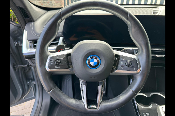 BMW iX1 xDrive30 Launch Edition 67 kWh | M-Pakket | Trekhaak | Camera | Leer | NL-Auto |