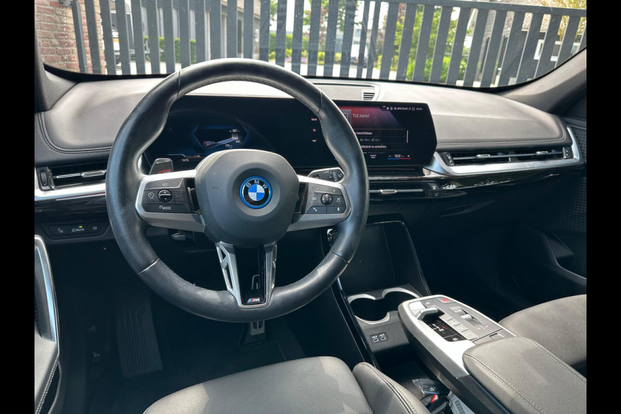 BMW iX1 xDrive30 Launch Edition 67 kWh | M-Pakket | Trekhaak | Camera | Leer | NL-Auto |