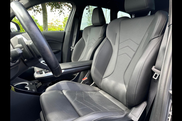 BMW iX1 xDrive30 Launch Edition 67 kWh | M-Pakket | Trekhaak | Camera | Leer | NL-Auto |