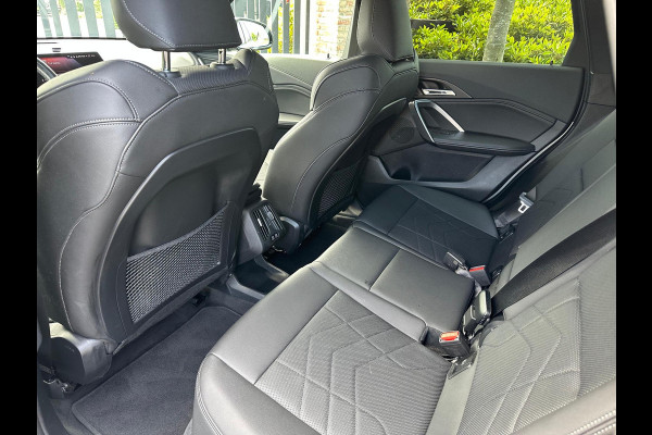 BMW iX1 xDrive30 Launch Edition 67 kWh | M-Pakket | Trekhaak | Camera | Leer | NL-Auto |
