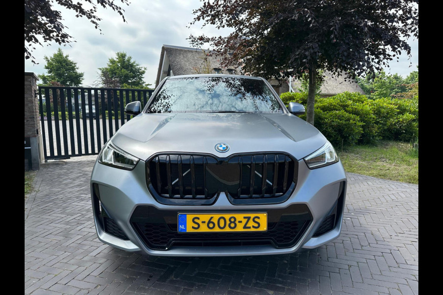 BMW iX1 xDrive30 Launch Edition 67 kWh | M-Pakket | Trekhaak | Camera | Leer | NL-Auto |