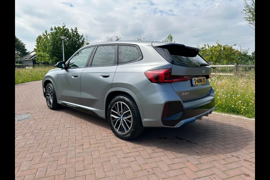 BMW iX1 xDrive30 Launch Edition 67 kWh | M-Pakket | Trekhaak | Camera | Leer | NL-Auto |